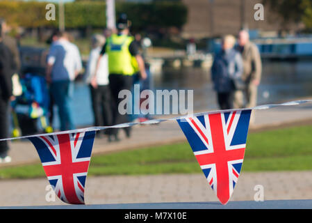 Der britische Union Jack bunting Feiern royal Event in Großbritannien mit typisch englischen Hintergrund Stockfoto