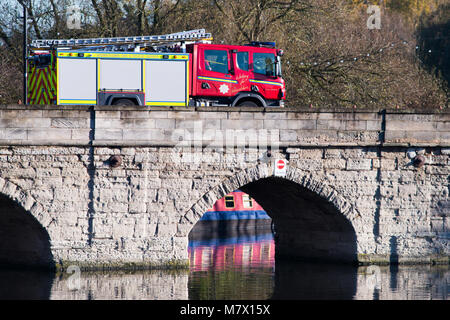 Clopton Bridge Stratford-upon-Avon Großbritannien November Warwickshire Brand 2017 Service Engine auf dem Weg nach Notruf aus Stockfoto