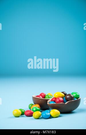 Ostereier auf blauem Hintergrund Stockfoto