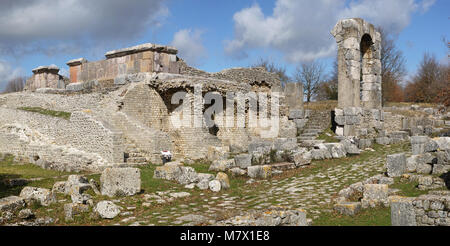 Archäologische Stätte von carsulae, twin Tempel, tabernae und Reste der antiken Via Flaminia, Terni, Umbrien, Italien Stockfoto