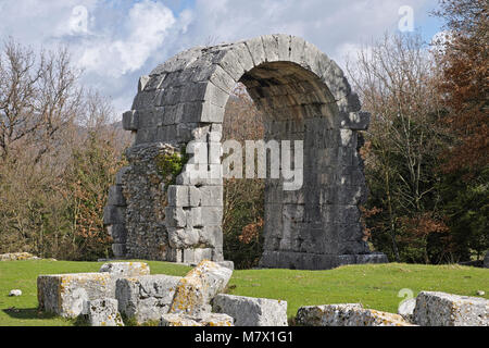 Blick auf den Arch von San Damiano, in archäologische Stätte von carsulae, Terni, Umbrien, Italien Stockfoto