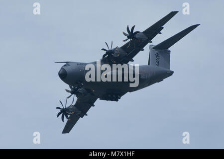 Riesige airbus a 400 bei UK Airshow mit Fahrwerk Stockfoto