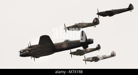Vintage zweiten Weltkrieg RAF-Flugzeuge im Formationsflug Stockfoto