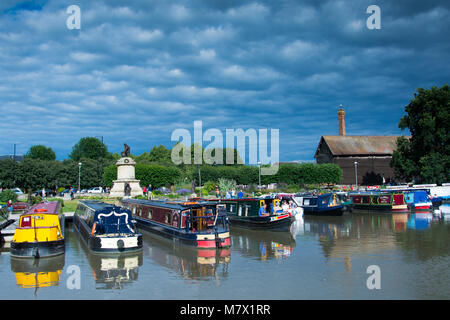 Bunte Kanal Boote in der Marina mit dramatischen Himmel günstig Stockfoto