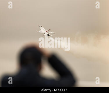 McDonnell Douglas F-15 Eagle in Sky mit Nachbrenner und Rauch Trail und Zuschauer in den Vordergrund begrüßt Stockfoto