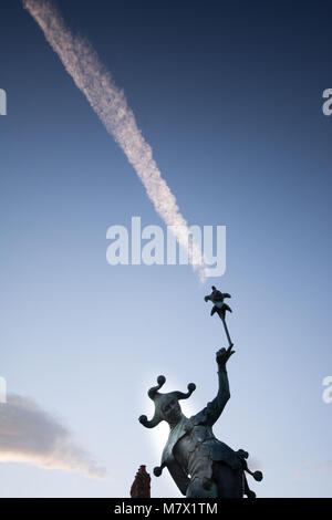 Amüsante jester erscheint Fire spell von Magic wollen aber sein wirklich und Flugzeuge Trail Stockfoto