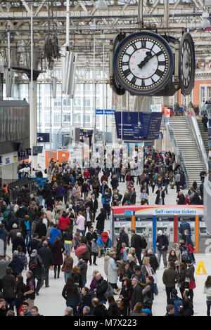Massen von pendler an der Waterloo Station UK Stockfoto