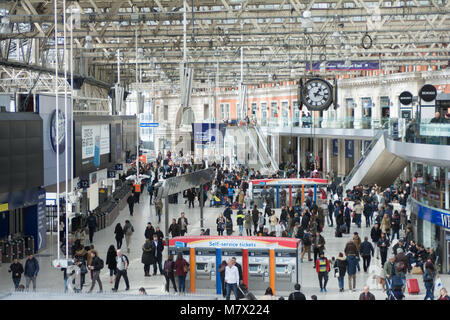 Massen von pendler an der Waterloo Station UK Stockfoto