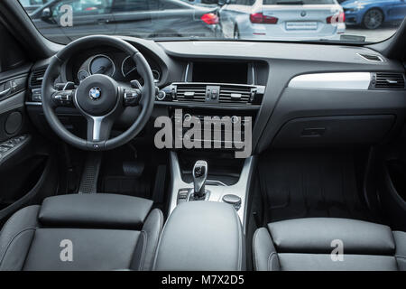 Fotografie im neuen Modell BMW X1 xdrive stehen auf dem Parkplatz vom Händler BMW Inchcape Motors Wrocaw März 2017 vorgestellt Stockfoto