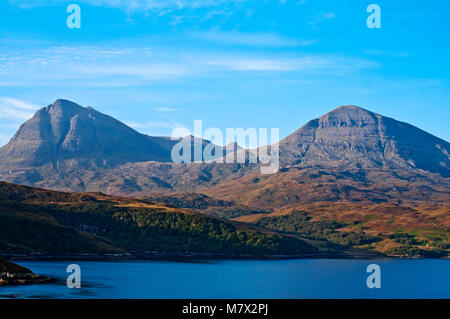 Quinag - Segel Gharbh (links) und Segel Gorm aus Sicht auf einem 984 in der Nähe von Kylesku gesehen, an der Nordküste 500 touristische Route, Sutherland schottischen Highlands GROSSBRITANNIEN Stockfoto