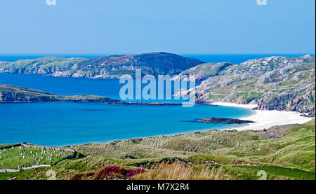 Blick über azurblauen Meer und den weißen Sandstrand auf oldshoremore Bay, in der Nähe von Kinlochbervie, Sutherland, Schottland, alte Küsten Friedhof im Hinblick auf der linken Seite. Stockfoto