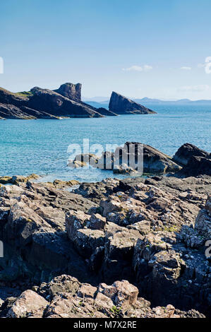 Die Split Rock bei Clachtoll Bay über den felsigen Vorland, Assynt, Sutherland, Nordküste 500 route gesehen, Scottish Highlands, Schottland Großbritannien Stockfoto