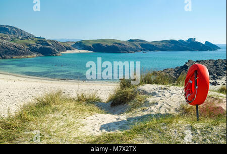 Rot Rettungsring, an dem herrlichen weißen Sandstrand auf Clachtoll, Assynt, Sutherland, an der Nordküste 500 Route, schönen sonnigen Tag, Scottish Highlands Stockfoto