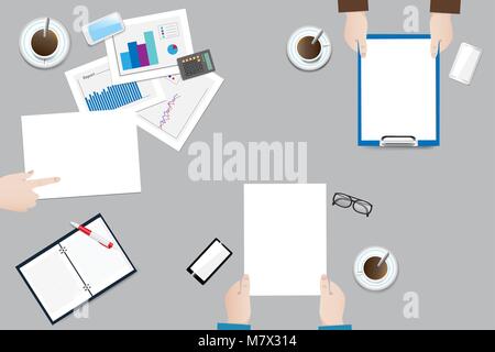 Blick von oben auf das Büro Schreibtisch mit Büroausstattung. Business Meeting führt eine Frau, Unterstellte haben leere Papiere bereit für Text. Stock Vektor
