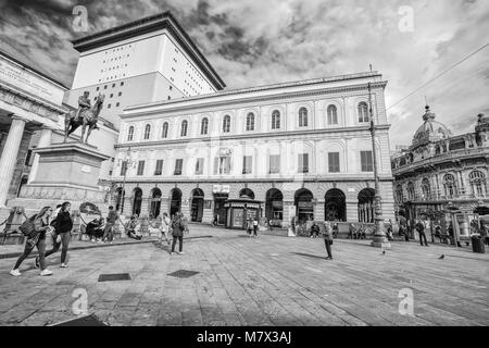 Genua (Genova) Italien, Mai 5, 2017 - Blick auf Theater Carlo Felice und der Garibaldi Statue in De Ferrari im Stadtzentrum von Genua (Genova), Ital Stockfoto