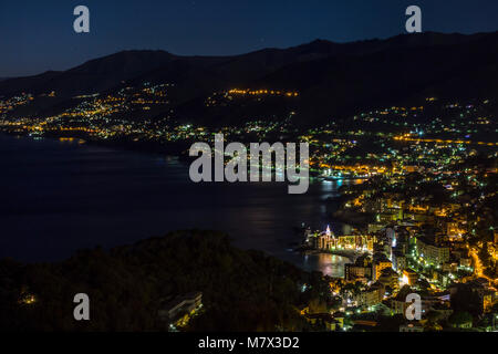 Camogli, Italien, schöne alte mediterrane Stadt bei Nacht mit Illuminationen, Ansicht vom Berg Stockfoto