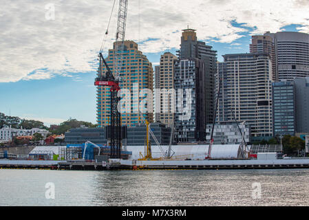 Die Anfänge der neuen James Packer Crown Casino in Barangaroo im Hafen von Sydney in Australien. Das Crown Casino, das höchste Gebäude in Sydney. Stockfoto