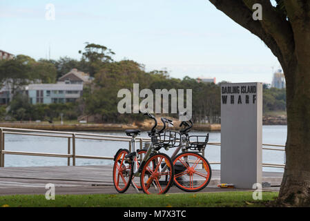 Eines der vielen neuen Fahrräder in Sydney zur Verfügung steht warten an Darling Insel Wharf neben Sydney Hafen gemietet werden Stockfoto