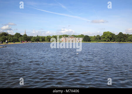 Die runden Teich im Hyde Park und Kensington Palace in der Ferne london Stockfoto