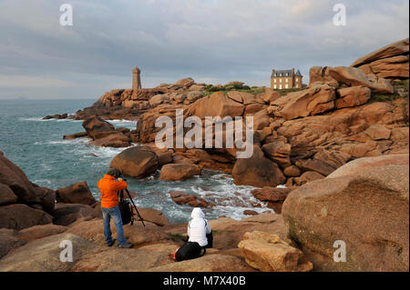 Men-Ruz Leuchtturm an der Küste entlang in Ploumanac'h, entlang der Cote De Granit Rose (rosa Granit Küste). Paar Touristen, die Bilder von Stockfoto