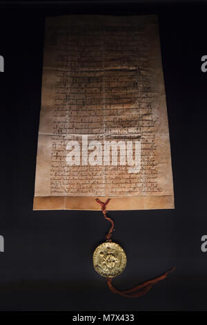 Goldene Bulle von Sizilien (Zlatá bula sicilská) auf Anzeige an der Ausstellung "Am Anfang der Staatlichkeit" in Prag, Tschechische Republik. Die Goldene Bulle von Sizilien war ein Dekret von Kaiser des Heiligen Römischen Reiches Friedrich II. in Basel ausgestellt am 26. September 1212, daß die königlichen Titel durch Ottokar I. von Böhmen in 1198 bestätigt und erklärt ihn und seine Erben Könige von Böhmen. Die Ausstellung zum 100-jährigen Jubiläum der Tschechoslowakei zu feiern läuft nur für fünf Tage von Januar 10 bis Januar 15, 2018 in den kaiserlichen Stallungen der Prager Burg. Stockfoto