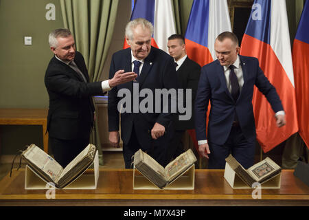 Der tschechische Präsident Miloš Zeman (C) beobachtet die mittelalterliche illuminierte Handschriften, die von seinem Büro Vratislav Mynář (L) und sein Chef des Protokolls Vladimír Kruliš (R) während der Eröffnung der Ausstellung "Am Anfang der Staatlichkeit" in Prag, Tschechische Republik, am 9. Januar 2018 begleitet. Die Ausstellung zum 100-jährigen Jubiläum der Tschechoslowakei zu feiern läuft nur für fünf Tage von Januar 10 bis Januar 15, 2018 in den kaiserlichen Stallungen der Prager Burg. Stockfoto