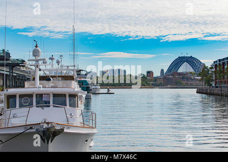 Boote an einem Jachthafen neben Jones Bay Wharf, einer der restaurierten Finger Liegeplätzen in der Nähe der Sydney Harbour Bridge in Australien Stockfoto