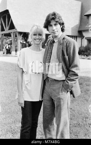 John Travolta und seine Co star Olivia Newton John in England während der Woche der Veröffentlichung des Films schmieren. Schmierfett wurde in Großbritannien am 14. September 1978 veröffentlicht. Fett ist ein 1978 American Musical romantische Komödie Film von Jim Jacobs und Warren Casey's musikalische mit dem gleichen Namen. Der Film schildert das Leben von Rydell High School Studenten Danny Zuko und Sandy Olsson in den späten 1950er Jahren. Regie Randal Kleiser und Bronte Woodard, den Film geschrieben Sterne John Travolta als Danny, Olivia Newton-John Stockard Channing als Sandy und als Betty Rizzo. Fett war erfolgreich sowohl kritisch und commerc Stockfoto