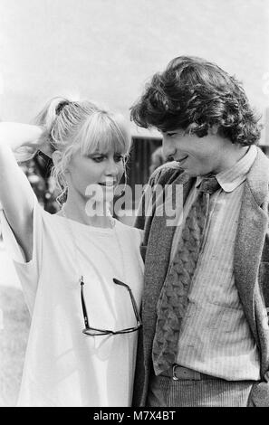 John Travolta und seine Co star Olivia Newton John in England während der Woche der Veröffentlichung des Films schmieren. Schmierfett wurde in Großbritannien am 14. September 1978 veröffentlicht. Fett ist ein 1978 American Musical romantische Komödie Film von Jim Jacobs und Warren Casey's musikalische mit dem gleichen Namen. Der Film schildert das Leben von Rydell High School Studenten Danny Zuko und Sandy Olsson in den späten 1950er Jahren. Regie Randal Kleiser und Bronte Woodard, den Film geschrieben Sterne John Travolta als Danny, Olivia Newton-John Stockard Channing als Sandy und als Betty Rizzo. Fett war erfolgreich sowohl kritisch und commerc Stockfoto