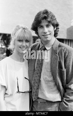 John Travolta und seine Co star Olivia Newton John in England während der Woche der Veröffentlichung des Films schmieren. Schmierfett wurde in Großbritannien am 14. September 1978 veröffentlicht. Fett ist ein 1978 American Musical romantische Komödie Film von Jim Jacobs und Warren Casey's musikalische mit dem gleichen Namen. Der Film schildert das Leben von Rydell High School Studenten Danny Zuko und Sandy Olsson in den späten 1950er Jahren. Regie Randal Kleiser und Bronte Woodard, den Film geschrieben Sterne John Travolta als Danny, Olivia Newton-John Stockard Channing als Sandy und als Betty Rizzo. Fett war erfolgreich sowohl kritisch und commerc Stockfoto