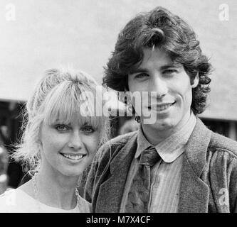 John Travolta und seine Co star Olivia Newton John in England während der Woche der Veröffentlichung des Films schmieren. Schmierfett wurde in Großbritannien am 14. September 1978 veröffentlicht. Fett ist ein 1978 American Musical romantische Komödie Film von Jim Jacobs und Warren Casey's musikalische mit dem gleichen Namen. Der Film schildert das Leben von Rydell High School Studenten Danny Zuko und Sandy Olsson in den späten 1950er Jahren. Regie Randal Kleiser und Bronte Woodard, den Film geschrieben Sterne John Travolta als Danny, Olivia Newton-John Stockard Channing als Sandy und als Betty Rizzo. Fett war erfolgreich sowohl kritisch und commerc Stockfoto