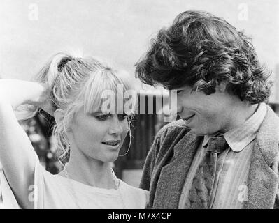 John Travolta und seine Co star Olivia Newton John in England während der Woche der Veröffentlichung des Films schmieren. Schmierfett wurde in Großbritannien am 14. September 1978 veröffentlicht. Fett ist ein 1978 American Musical romantische Komödie Film von Jim Jacobs und Warren Casey's musikalische mit dem gleichen Namen. Der Film schildert das Leben von Rydell High School Studenten Danny Zuko und Sandy Olsson in den späten 1950er Jahren. Regie Randal Kleiser und Bronte Woodard, den Film geschrieben Sterne John Travolta als Danny, Olivia Newton-John Stockard Channing als Sandy und als Betty Rizzo. Fett war erfolgreich sowohl kritisch und commerc Stockfoto