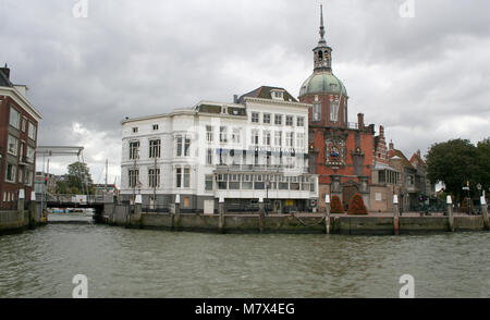 Niederlande, Südholland, Dordrecht, Juni 2016: Die Groothoofdspoort ist ein ehemaliges Stadttor in Dordrecht Stockfoto