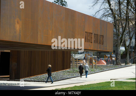 Die von Rodez Rodez, Museum für zeitgenössische Kunst Museum widmet sich die Arbeit der Französischen abstrakten Künstler Pierre Soulage, Architektur von 'RCR arquitectes Stockfoto