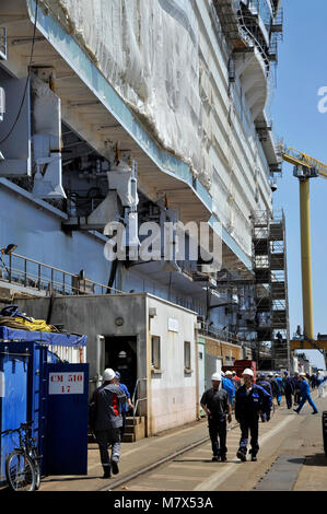 STX Werften in Saint-Nazaire, auf 2015/06/17 Der Bau der riesigen Schiff MS Harmonie der Meere für den amerikanischen Kreuzfahrtgesellschaft Royal Caribbean In Stockfoto