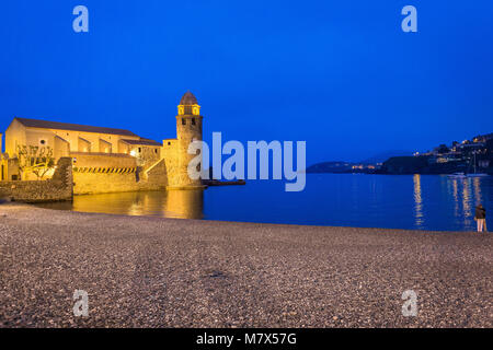 Collioure (Südfrankreich), auf 2015/05/11: Nachtansicht der touristischen Stadt, gelegen an der "Cote Vermeille" (Vermeille-küste). Die Kirche Unserer Kop Stockfoto