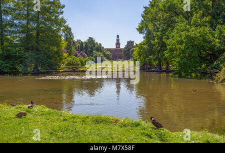 Mailand, Italien, 7. Juni 2017 - Castello Sforzesco von Parco Sempione Mailand, Italien gesehen. Stockfoto