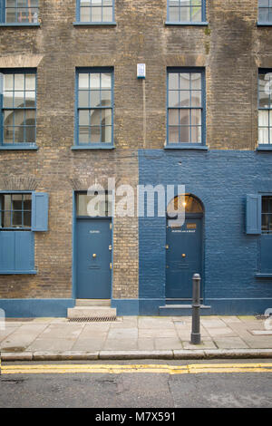 Elf und Elf und eine Hälfte der vorderen Türen auf Fournier Street im easty Ende, London, England, Vereinigtes Königreich Stockfoto