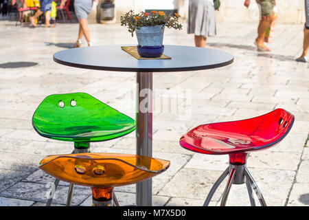 Stilvoll farbenfrohen Cafeteria Stuhl-/Bar-/Farben/Stühle/leer Stockfoto