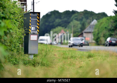 Etreaupont (Nordfrankreich): Blitzer entlang der Autobahn RN 2, rue de Monvinage" Straße, in der Laon-La Capelle Richtung. Die Geschwindigkeit der Kamera ist Sitzen Stockfoto