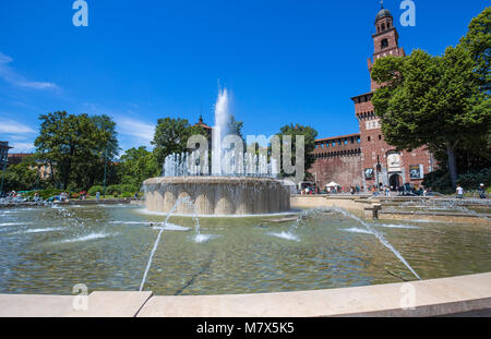 Mailand, Italien, 7. Juni 2017 - Castello Sforzesco (Schloss Sforza) mit dem Brunnen in Mailand Cairoli, Italien. Stockfoto