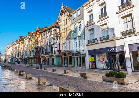 Troyes (Frankreich): Fassaden von traditionellen Fachwerkhäusern, typisches aus der Champagne, in der Straße "Rue Emile Zola', in der Stadt cen Stockfoto