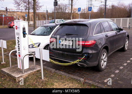 Deutschland, Köln, Mercedes-Benz GLC 350 e an eine Ladestation für Elektroautos im Park und Ride Parkplatz Weiden-West an der Aachener Straße in t Stockfoto