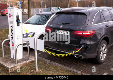 Deutschland, Köln, Mercedes-Benz GLC 350 e an eine Ladestation für Elektroautos im Park und Ride Parkplatz Weiden-West an der Aachener Straße in t Stockfoto