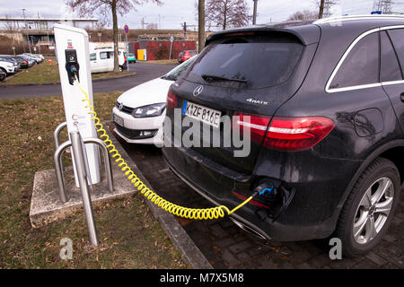 Deutschland, Köln, Mercedes-Benz GLC 350 e an eine Ladestation für Elektroautos im Park und Ride Parkplatz Weiden-West an der Aachener Straße in t Stockfoto