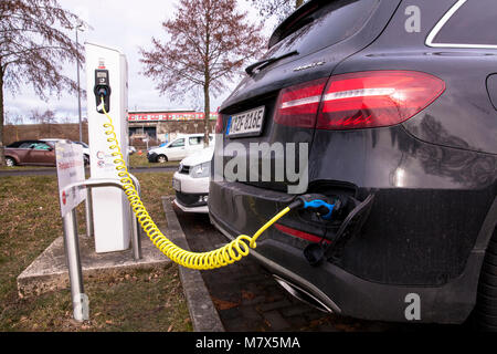 Deutschland, Köln, Mercedes-Benz GLC 350 e an eine Ladestation für Elektroautos im Park und Ride Parkplatz Weiden-West an der Aachener Straße in t Stockfoto