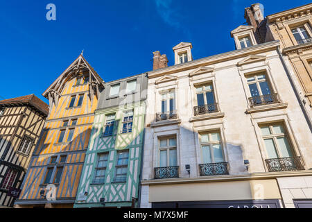 Troyes (Frankreich): Fassaden von traditionellen Fachwerkhäusern, typisches aus der Champagne, in der Straße "Rue Emile Zola', in der Stadt cen Stockfoto