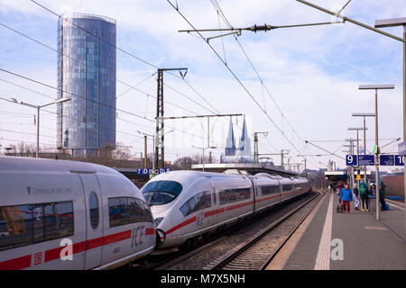 Deutschland, Köln, die Station CologneTriangle Messe-Deutz, Turm und die Türme der Kathedrale, ICE. Deutschland, Koeln, der Bah Stockfoto