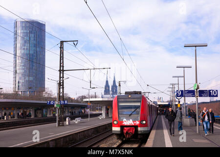 Deutschland, Köln, die Station CologneTriangle Messe-Deutz, Turm und die Türme der Cathedra. Deutschland, Koeln, der Bahnhof, Köln Messe-Deutz Stockfoto