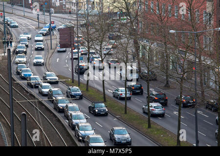 Deutschland, Köln, die Straße Clevischer Ring im Bezirk Mülheim an der Ruhr, die höchsten Gipfel auf stickstoffdioxid Kontamination in Nordrhein-Westfalen, Stockfoto